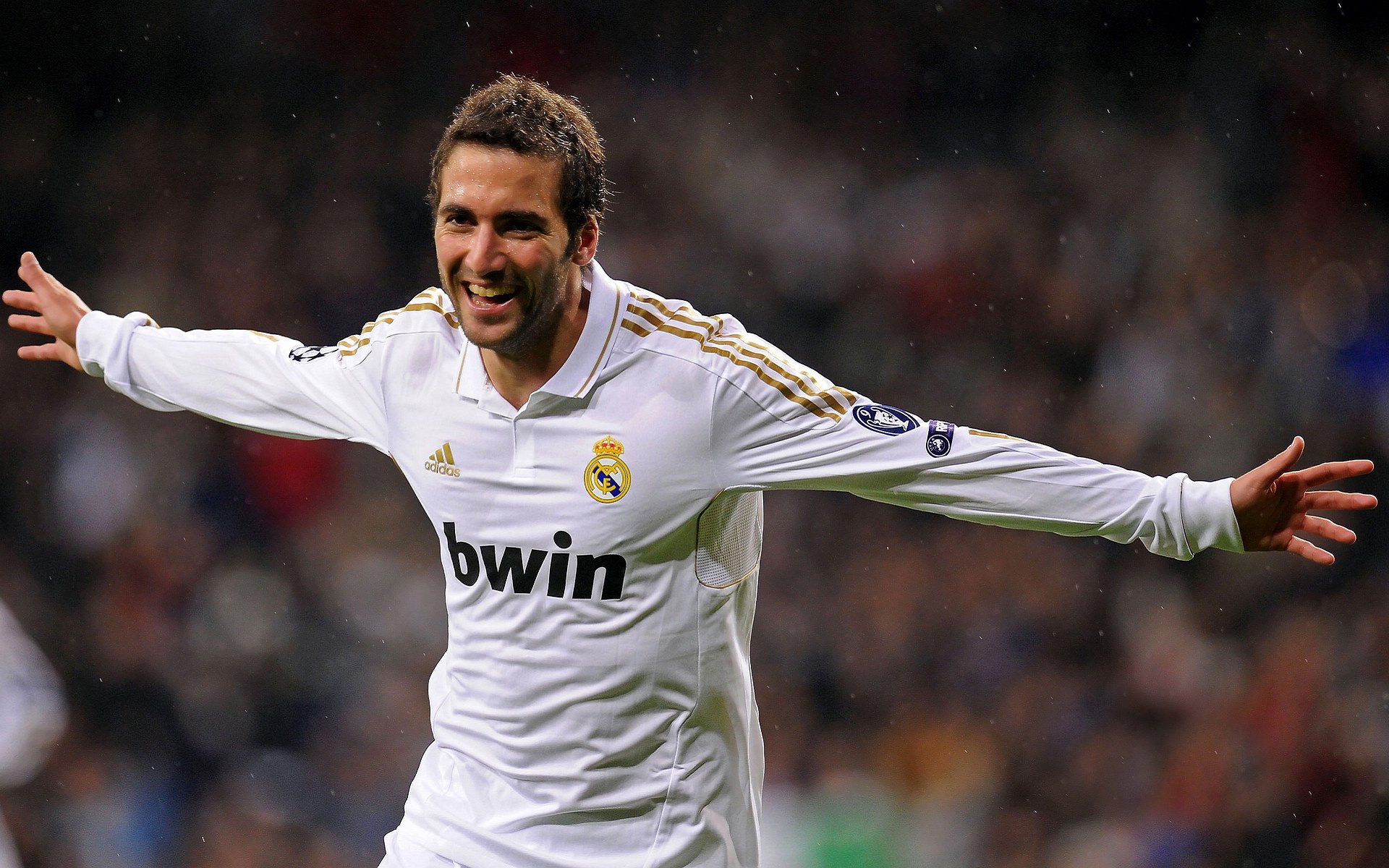 威尔士生死战取胜玻利维亚，奥利维耶在欧冠决赛接管比赛，足球世界的双重奏鸣