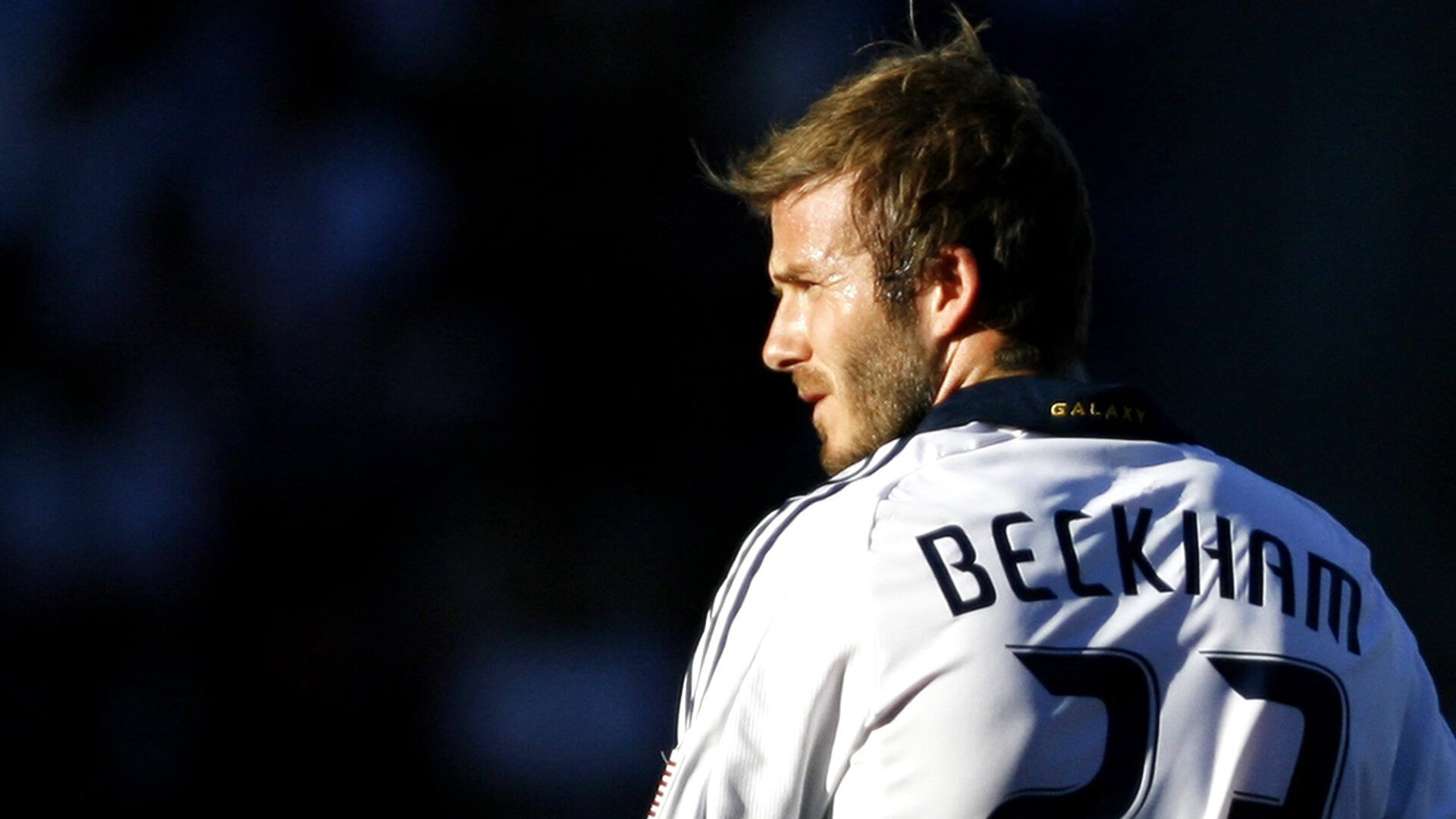 伊拉克防守锁死波兰，加克波在F1赛道超车争冠，体育世界的平行叙事